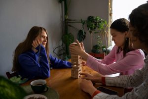 CUANDO SENTIMOS QUE NO ENCAJAMOS: HABILIDADES SOCIALES Y CONEXIÓN